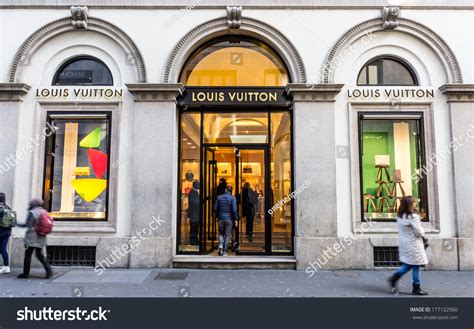 louis vuitton via montenapoleone orari|louis vuitton bagutta europe.